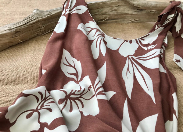 la ligne fleurie monoï motu est une collection d'accessoires cousus-main en france avec des tissus fleuris polynésiens. Paréo, robes, foulard sont des pièces uniques agréables à porter avec des détails naturels comme les coquillages